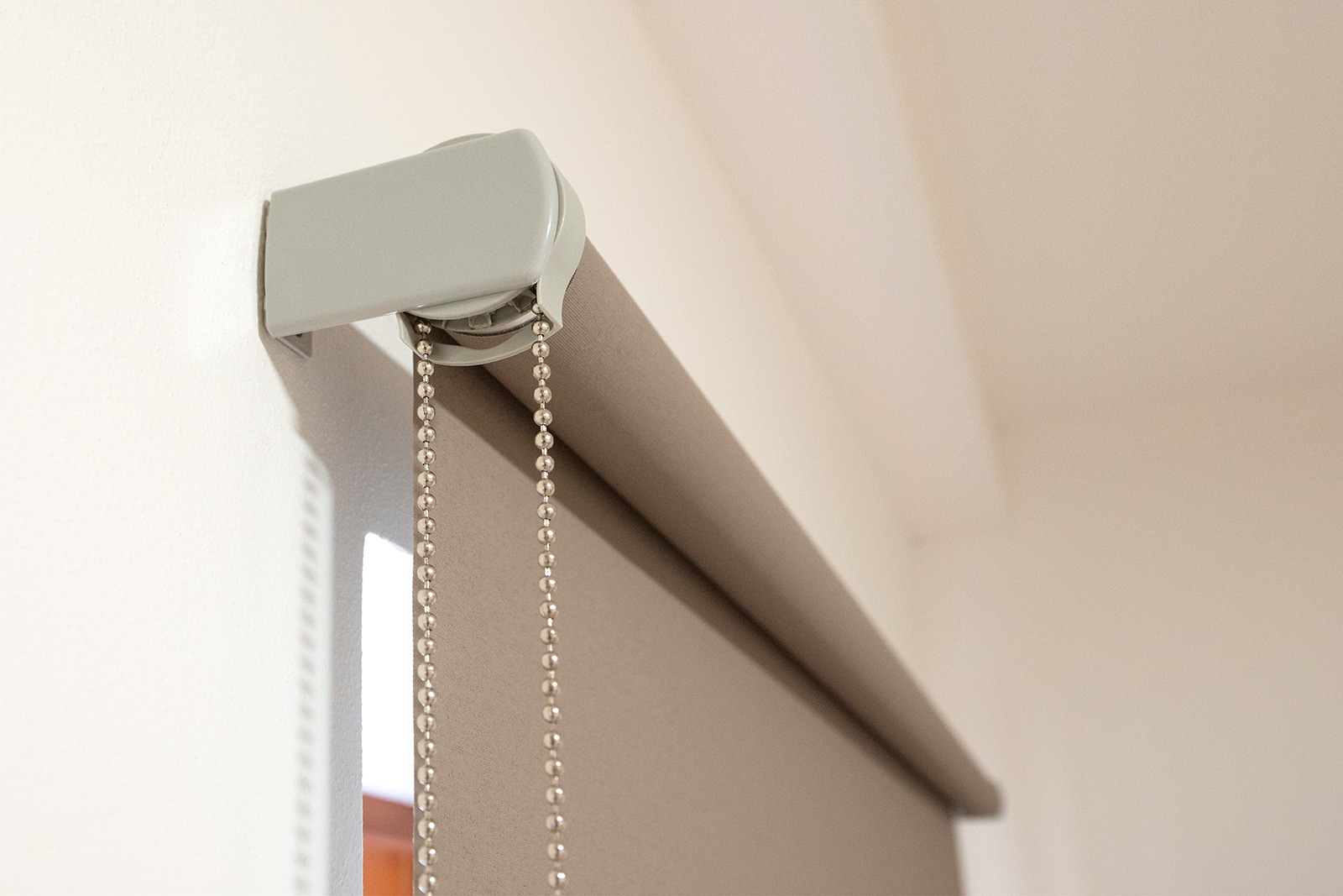 ovládací mechanismus látkové rolety